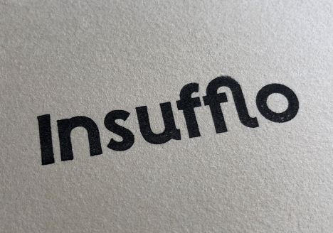 Logo d'insufflo tamponné sur un papier de couleur crème.