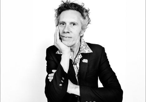 Photo de Samuel Poulingue, en noir et blanc